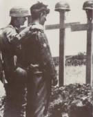 Γερμανοί φαντάροι μπροστά σε τάφους συμπολεμιστών τους. Οι Γερμανοί στην Κρήτη θρήνησαν πολλούς νεκρούς